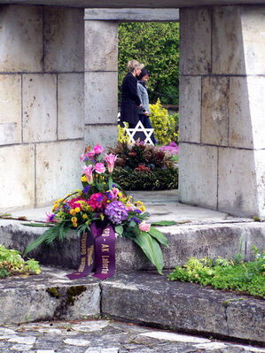Blumengebinde des SPD-AK Labertals am Ehrenmal