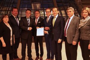 Bundesverkehrsminister Alexander Dobrindt (CSU, 4.v.r.) nimmt die Ostbayernresolution zum Lärmschutz entgegen