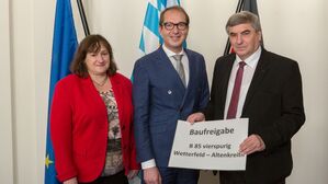 Alexander Dobrindt (CSU, Bildmitte) übergibt in Berlin die Baufreigabe für den Streckenabschnitt B 85