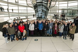 Die Reisegruppe mit MdB Marianne Schieder beim Besuch der Reichstagskuppel