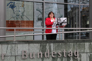 MdB Marianne Schieder vor dem Otto-Wels-Haus, in dem sich ihr Bundestagsbüro befindet
