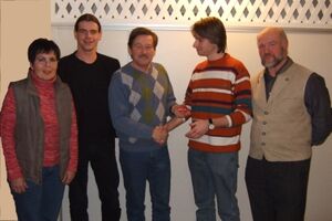 Ortsvorsitzender Menacher (3.v.l.) übergibt Kirill Grebenyuk SPD-Mitgliedskarte