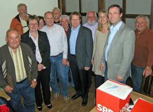 Der neue Vorstand mit OV-Vorsitzenden Martin Panten (2 v.r.) und UB - und Kreisvorsitzenden Heinz Uekermann (5 v.r.)