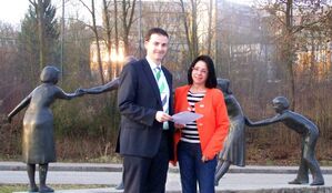 Kreisvorsitzender Martin Kreutz und Landratskandidatin vor dem Burkhart-Gymnasium in Mallersdorf-Pfaffenberg