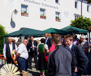 Eintreffen vor dem Sudhaus: in der Mitte v.l. SPD-Kreisvorsitzender Martin Kreutz, Festredner Ewald Schurer, MdB