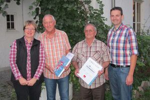 Geschäftsführerin Christine Schrock, Jubilare Walter Englberger und Erich Reindlmeier, Kreisvorsitzender Martin Kreutz
