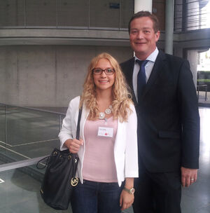 Sophie Salfetter, Schülerin des Elly-Heuss-Gymnasiums in Weiden und MdB Uli Grötsch im Deutschen Bundestag