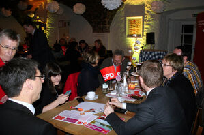 mittag Juso-Bundesvorsitzende Johanna Uekermann und NiederbayernSPD-Vorsitzender und MdB Christian Flisek