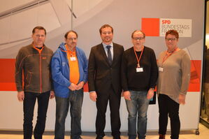 MdB Uli Grötsch (Mitte) im Gespräch mit Maximilian Janker, Ingo Kraus, Konrad Stahl und Gabriele Reil (v.l.n.r.)