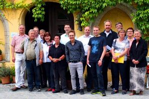 Die erw. Kreisvorstandschaft mit Kreisvorsitzendem Martin Kreutz (7.v.li.) und Gastgeberin Beate Seitz-Weinzierl (5.v.l)