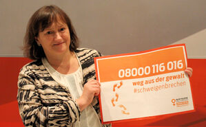 MdB Marianne Schieder setzt Zeichen gegen Gewalt an Frauen