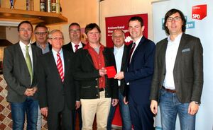 SPD-Neumitglied Ernst Mehrländer aus Rain (Mitte) bekam sein Parteibuch von Kreisvorsitzenden Kreutz