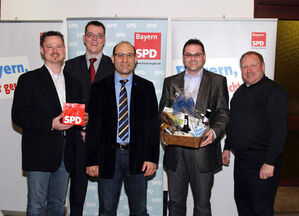 Ortsvereinsvorsitzender Armin Buchner (2.vo.re) bedankte sich bei MdEP Ismail Ertug