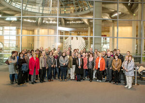 Marianne Schieder mit der Reisegruppe im Reichstagsgebäude