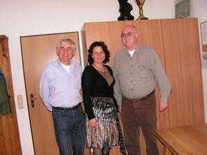 Kreisvorsitzende Ruth Müller mit den Delegierten aus Adlkofen Hans Meier (links) und Alfred Schwindsackl.