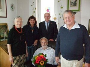 Alois Zellner im Kreise der Gratulanten