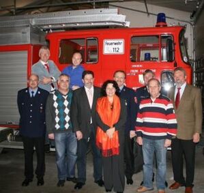 MdL Bernhard Roos mit den Kreisräten Bernd Zauner, Arno Wolf und Ruth Müller und den Verantwortlichen der Feuerwehren
