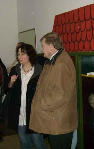 SPD-Sprecherin Ruth Müller, hier zusammen mit Landrat Josef Eppeneder, informiert sich in den Schulen des Landkreises.