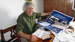 Franz Graf mit dem Gandorfer-Plakat zur Geschichtswerkstatt Erster Weltkrieg