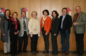 Zusammen mit MdB Jella Teuchner (4. von links) informierten sich Kommunalpolitiker aus Stadt und Land über Sozialfragen.