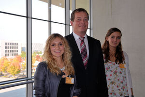 V.l. Sophie Salfetter, MdB Uli Grötsch, Theresia Wittmann. (Bild: Anne Frank Zentrum)