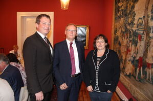 MdB Uli Grötsch (l.) und MdB Marianne Schieder (r.) im Gespräch mit dem Präsidenten der Bundesnetzagentur, Jochen Homann