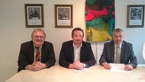 Uli Grötsch mit den beiden Vertretern des DGB, Hofmann und Fiedler.