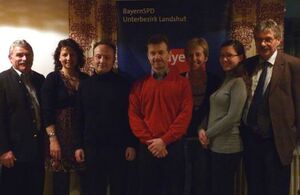 Ruth Müller und Harald Unfried (2. und 3. von links) beglückwünschen den neuen Vorstand mit Martin Hujber (4. von links)