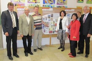 Dr. Andreas Angersdorfer (3. v. links) mit Ruth Müller und MdL Johanna Werner-Muggendorfer (4. und 5. v. links)