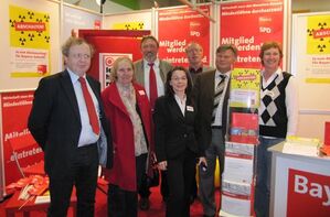 Michael Müller am Messestand der SPD Landshut