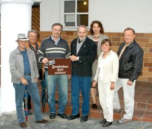 Die Fraktionsführer in Stadtrat und Kreistag, Franz Gumplinger und Ruth Müller (4. und 5. von links) zeigen Flagge.