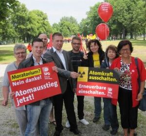 SPD-Kreisverband mit dem SPD-Redner Michael Adam vor dem Abmarsch an der Ringelstecherwiese