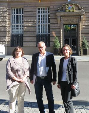 Marianne Schieder mit Werner Nagler und Dr. Patricia Broser vor der Bayerischen Landesvertretung in Berlin