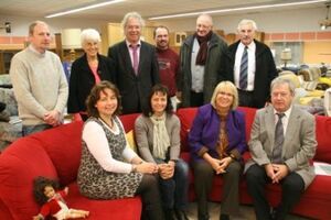 MdB Angelika Graf (3. v. l.) beim Besuch des Gebrauchtwarenhauses in Vilsbiburg