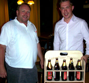 AK-Sprecher Rainer Pasta (li.) überreicht Bundestagskandidat Michael Adam das Labertaler Tragerl