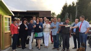 mit MdB Rita Hagl-Kehl (Mitte) bei der Milchtankstelle in Ergoldsbach