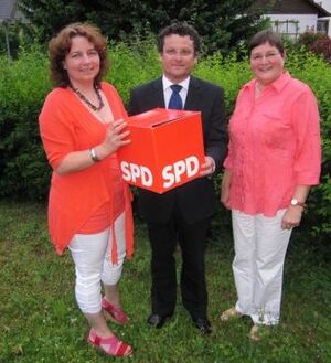 Ruth Müller (l.) und Christel Engelhard (r.) gratulieren dem Bürgermeisterkandidaten Georg Wild (Mitte)