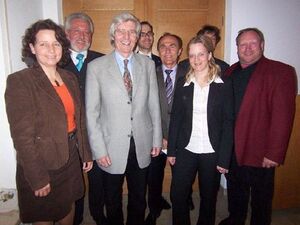 Zur eröffnung der Bonhoeffer-Wochen in Geiselhöring: Dekan a.D. Walter Schmid (3.v.l.) und MdL Natascha Kohnen (2.v.re.)