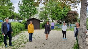 Peter Forstner (l) und Ruth Müller (M.) beim Nachbarschaftstreff DOM