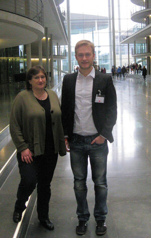MdB Marianne Schieder mit Lukas Eckl im Paul-Löbe-Haus