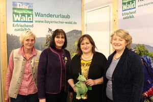 Rosemarie Zoglauer aus Bayerisch Eisenstein und Anne Baumeister aus Neukirchen b. Hl. Blut mit Drache „Fanny“