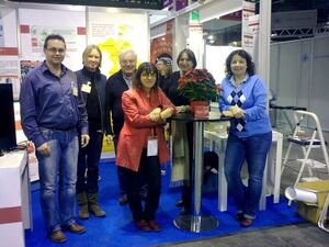 Das-Stand-Team mit unserer "roten Johanna", die slbst tatkräftig beim Aufbau geholfen hat! Vielen Dank!