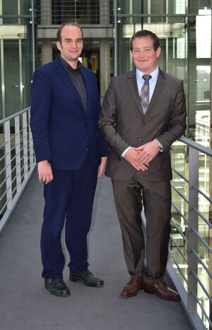 Uli Grötsch zusammen mit Sebastian Roloff im Bundestag