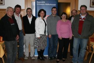 Die wiedergewählte Ortsvorsitzende Ruth Müller (4. von links) mit den Vorstandsmitgliedern der Pfeffenhausener SPD.