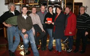 Geschichtslehrer Albert Eichmeier - 3. v. r. - mit den Organisatoren des AK Labertal