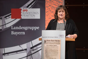 Marianne Schieder konnte im Namen der Bayerischen SPD-Landesgruppe über 500 Gäste zur Freistaatsfeier begrüßen.