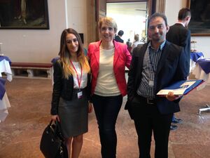 Annette Karl mit Marine Oganisjan und Abdullah Alnabhan