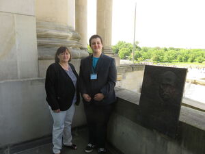 Jungparlamentarier Stefan Islinger zusammen mit MdB Marianne Schieder auf dem Balkon des Reichstages